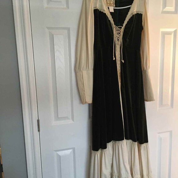 Dresses and Gowns for the Holiday Season - Picture 8 of 16